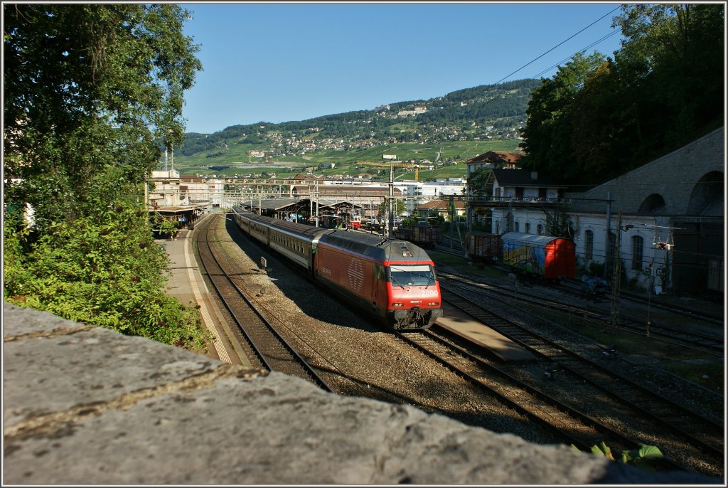 Ein IR,in Richtung Brig,bei seinem Halt im Bahnhof Vevey.
(10.08.2012)