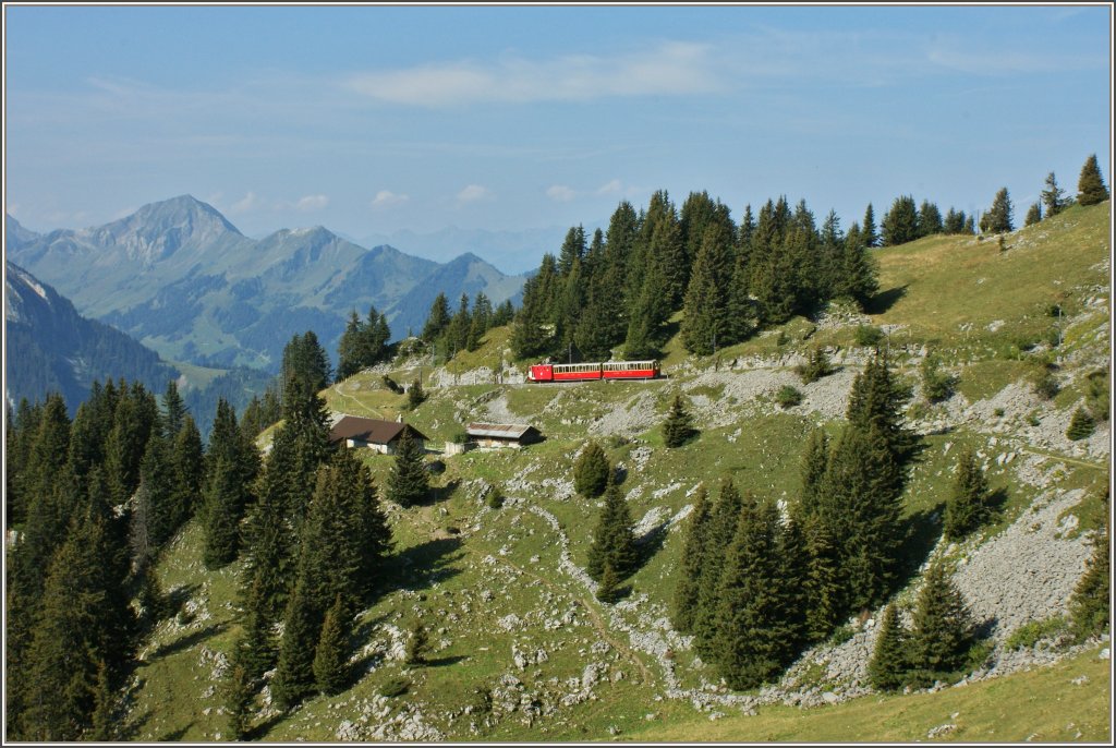 Ein kleiner roter Zug in grandioser Berglandschaft.
(10.09.2012)
