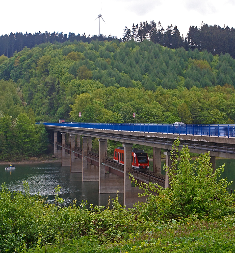 Ein LINT 27 der DreiLnderBahn berfhrt am 12.05.2013 den Biggesee auf der Doppelstockbrcke Dumicketal (bei km 16,6).
Der LINT befhrt die Strecke Olpe - Finnentrop (KBS 442) als Regionalbahn RB 92   Biggesee-Express  

Die KBS 442 ( Finnentrop–Olpe) ist eine 23,6 km lange eingleisige, nicht elektrifizierte Nebenbahn, die bis 1983 noch 20km weiter bis Freudenberg (Kr. Siegen) ging, mit weiteren Auschlu ber die auch stillgelegte Asdorftalbahn nach Kirchen/Sieg.