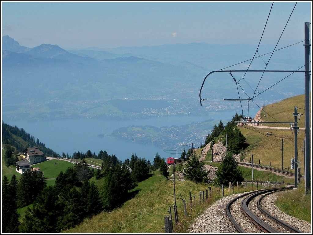 Ein RB Zug aus Vitznau erklimmt am 04.08.2007 die Steigung zur Endhaltestelle Rigi-Kulm vor der Kulisse des Vierwaldstttersees. (Jeanny)