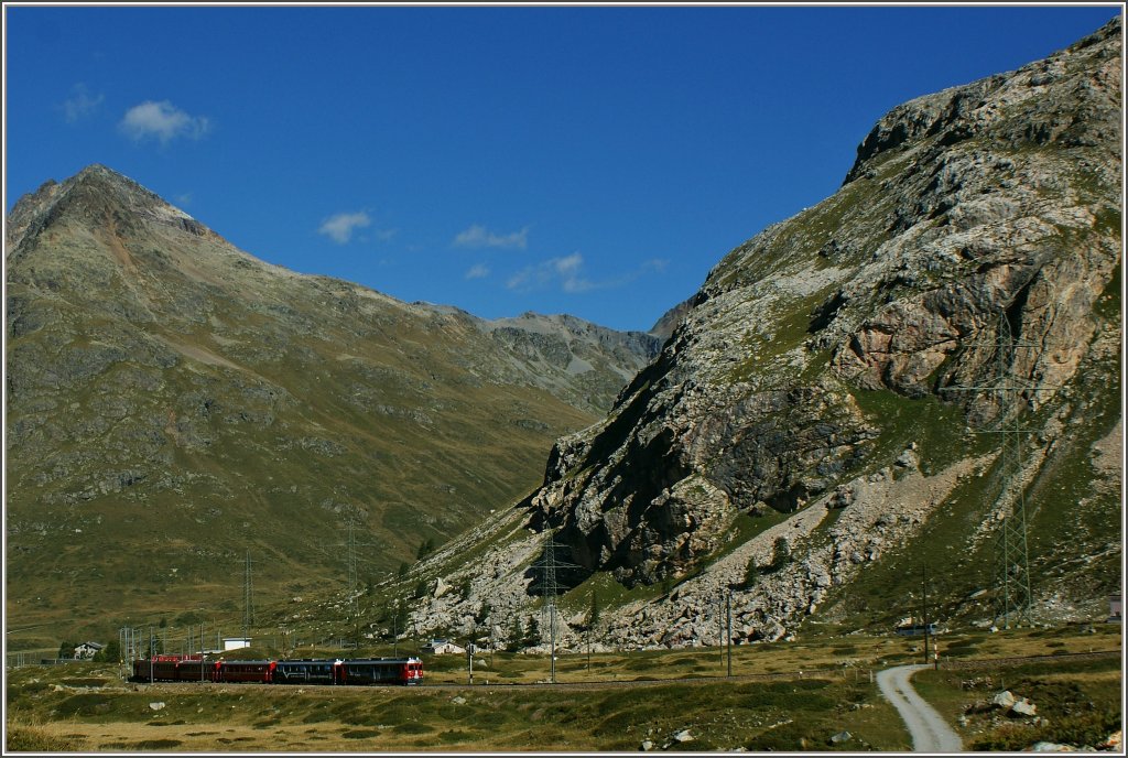 Ein Regionalzug St.Moritz-Tirano kurz nach Bernina Lagalb am 10.09.2011