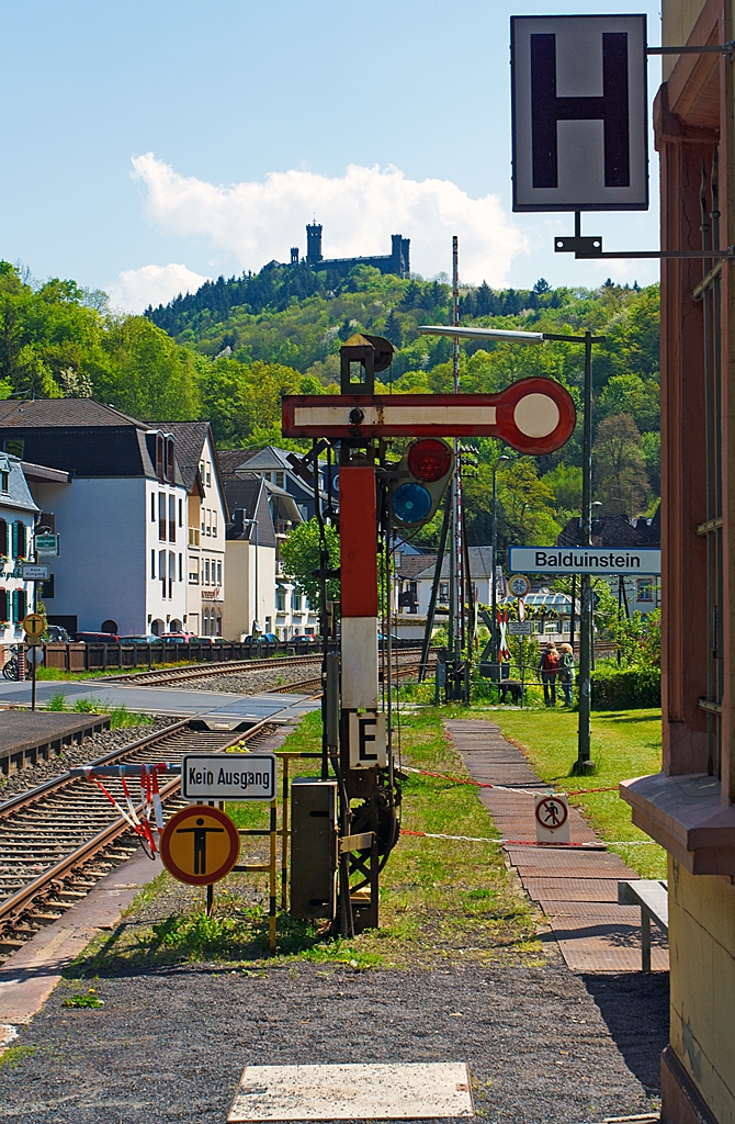 Ein sehr niedriges einflgeliges Form-Hauptsignal (hier auf Hp 0 „Halt!“) als Ausfahrtsignal (in Richtung Limburg/Lahn) am Gleis 1 vom Bahnhof Balduinstein (05.05.2013). 
Oben thront das Schloss Schaumburg.
