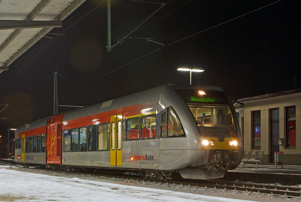 Ein Stadler GTW 2/6 der Hellertalbahn steht am 07.12.2012 abends um 20:38 Uhr in Betzdorf/Sieg zur Abfahrt nach Neunkirchen bereit.