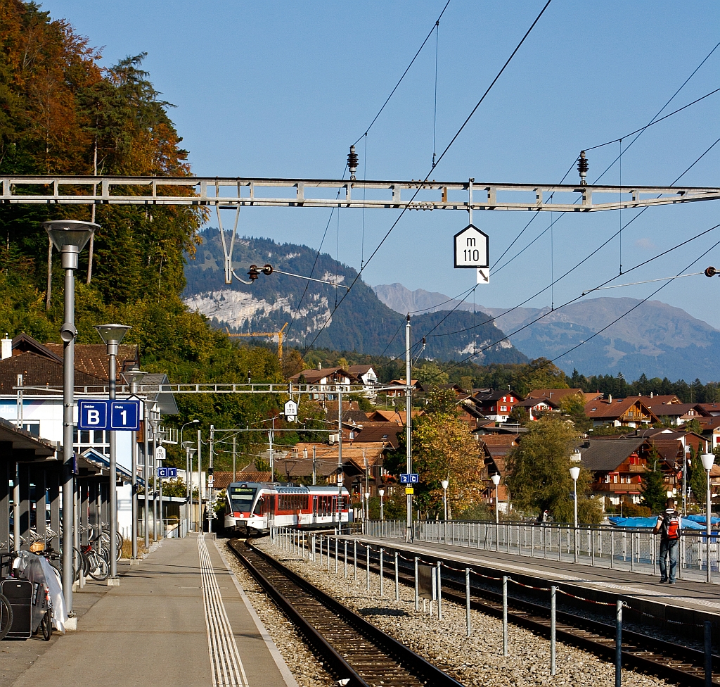 Ein Triebwagen ABe 130 001-1 (ein  Stadler SPATZ = Schmalspur PAnorama TriebZug) der Zentralbahn als Regionalbahn nach Interlaken Ost, am 30.09.2011 (17:00 Uhr)bei der Einfahrt in den Bahnhof Brienz. Dieser Triebwagen (Typ ABe 4/8) Baujahr 2004, haben eine Spurweite von 1.000 mm und Hchstgeschwindigkeit von 100 km/h.