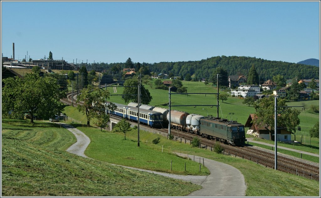 Ein der wenigen noch  grnen Ae 6/6 mit einem Gterzug unterwegs nach Interlaken kurz nach Spiez. 
27. Agu. 2012