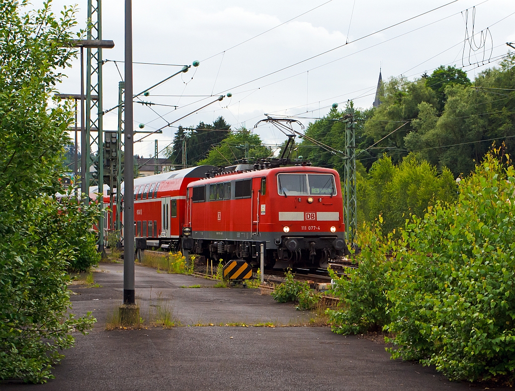 Ein Zug im Grnen - Die 111 077-4 zieht den RE 9 (Rhein-Sieg-Express) am 24.06.2012 von Betzdorf (Sieg) weiter in Richtung Kln.