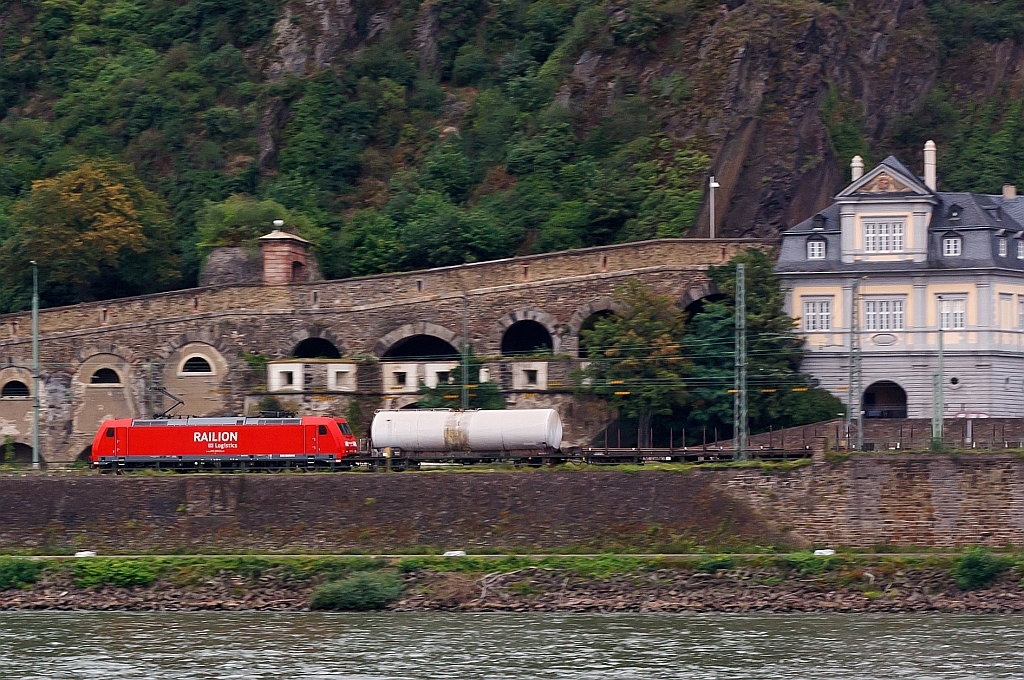 Eine 185er der DB Schenker Rail Deutschland AG zieht einen Guterzug am 13.08.2011 bei Koblenz-Ehrenbreitstein, Richtung Norden.