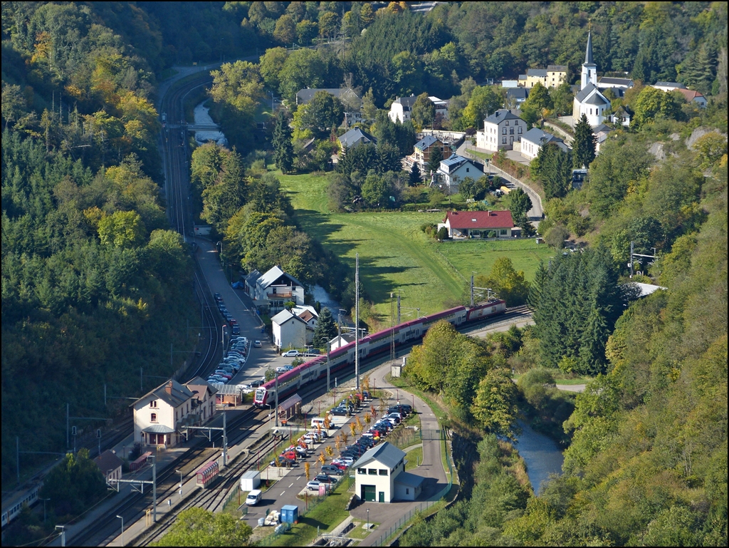 Eine hnliche Szene vom Aussichtspunkt Hockslay aus gesehen: Der IR 3714 Luxembourg - Troisvierges verlsst am 01.10.2012 den Bahnhof von Kautenbach. (Jeanny)