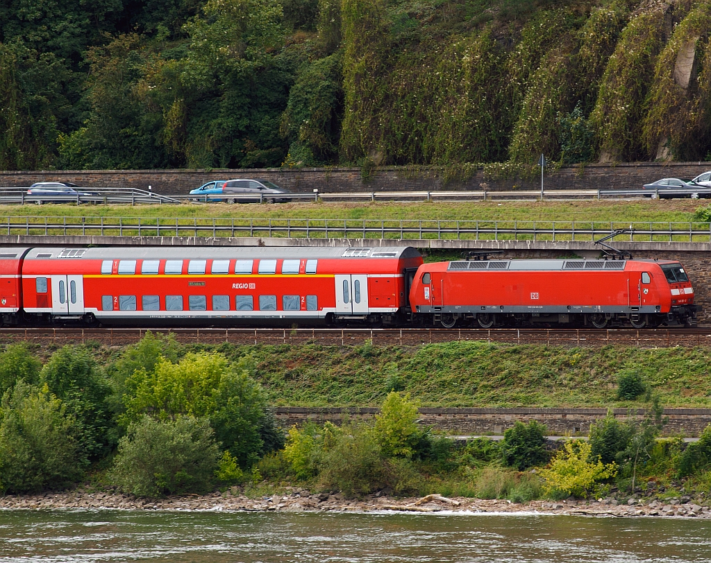 Eine BR 146 mit dem RE 5 - Rhein-Express (Emmerrich-Kln-Koblenz), fhrt am 11.08.2011 auf der linken Rheinseite, gegenber von Unkel, aufwrts in Richtung Koblenz Hbf.