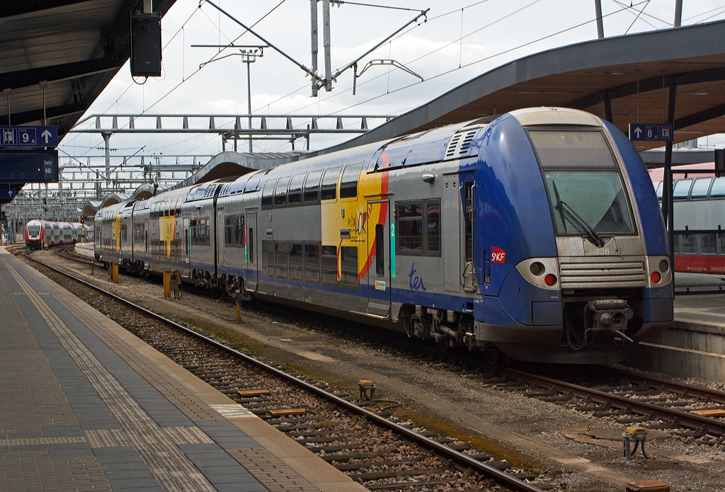 Eine Computermaus in Blau, halt eine franzsische - Ein dreiteiliger Alstom Coradia Duplex TER 2N NG,  der SNCF Z 24500 - 336 am 14.06.2013 im Bahnhof Luxemburg.
Die Kurzbezeichnung TER 2N NG kommt von Transport Express Rgional (Regionalverkehr) 2N von deux niveaux (zwei Ebenen) und NG von nouvelle gnration (neue Generation).


Diese 3-teiligen Doppelstocktriebzge bieten 339 Fahrgsten bequeme Sitzpltze (41 in der 1. Klasse und 298 in der 2. Klasse), sie sind Baugleich der CFL Serie 2200.

Technische Daten:
Spurweite: 1.435 mm 
Achsanordnung: Bo'2' Bo'2' Bo'2'
Leistung: 3 x 780 kW = 2.340 kW
Stromsystem: 25 kV AC 50Hz und 1500 V DC
Lnge ber Kupplung: 81.100 mm (27.350 mm +26.400 mm +27.350 mm)
Fahrzeughhe: 4.320 mm
Fahrzeugbreite: 2.806 mm 
Dienstgewicht: 193 t (67 t + 59 t + 67 t)
Hchstgeschwindigkeit: 160 km/h
Beschleunigung: 0.95 m/s
 
Die Endwagen (Z1) und der Mittelwagen (Z3) wurde von Alstom und die Endwagen (Z5) wurden von Bombardier gebaut.