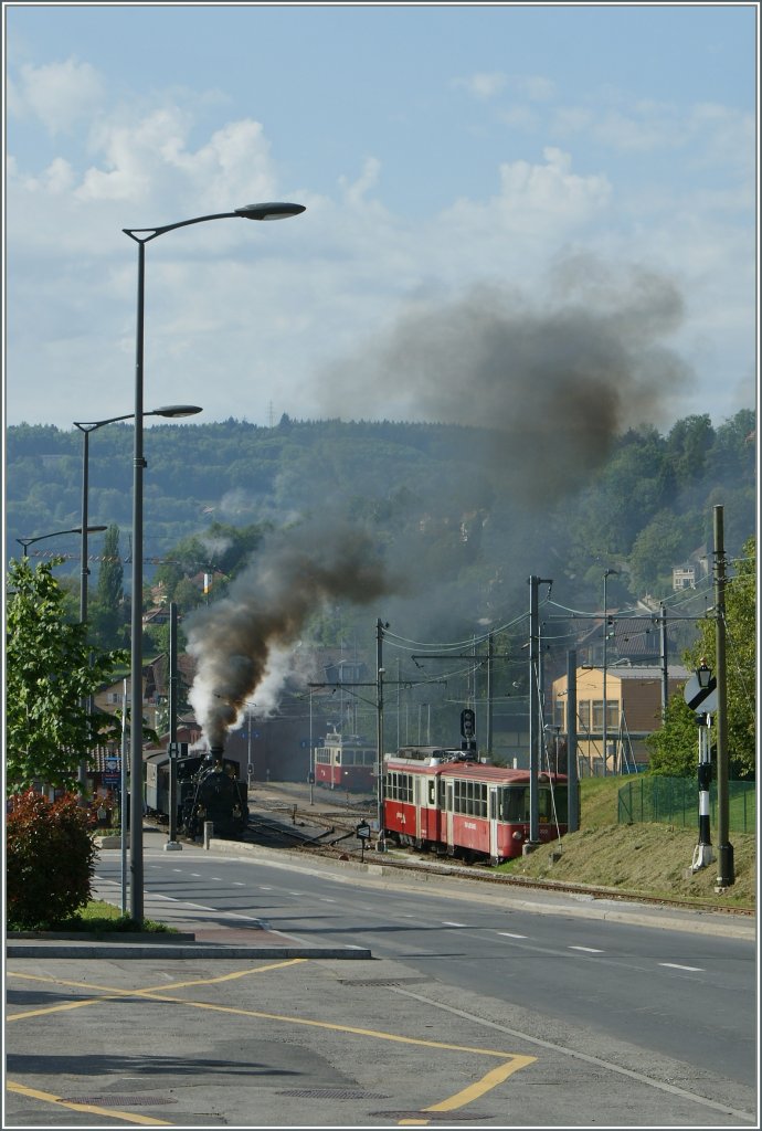 Eine Dampflok (oder eher Rauchlok) aus der Ferne: BFD N bei der Abfahrt in Blonay Richtung Chamby am 19. Mai 2012.