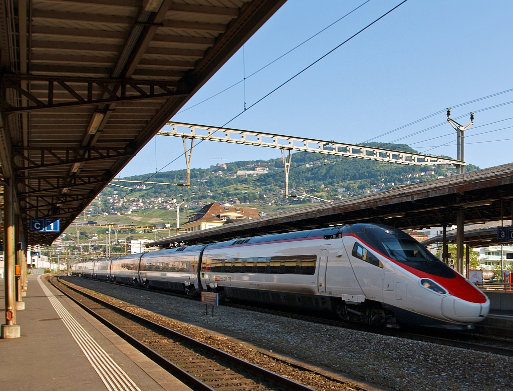 Eine Langnase (Pinocchio) braust am 28.05.2012 durch den Bahnhof Vevey. Der SBB ETR 610 fhrt die Strecke Genf–Lausanne-Mailand.
