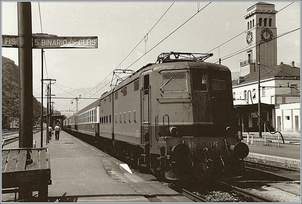 Eine Neubearbeitung eins schon gezeigten Scann-Bildes (BB.de) der FS 636 175 mit einem Schnellzug nach Coburg kurz vor der Abfahrt in Bolzano/Bozen am 22. Juli 1984.