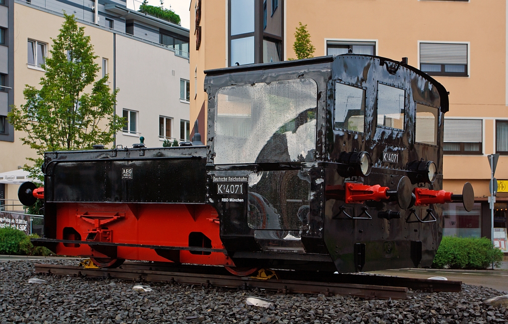 Eine weitere Ansicht der Akku Kleinlokomotive Ks 4071, ex DB Ka 4071, ex DB 381 201-3 als Denkmallok am 14.07.2012 beim Hbf Limburg (Lahn), hier im Auslieferungszustand 1932 als DRG Ks 4071. 
