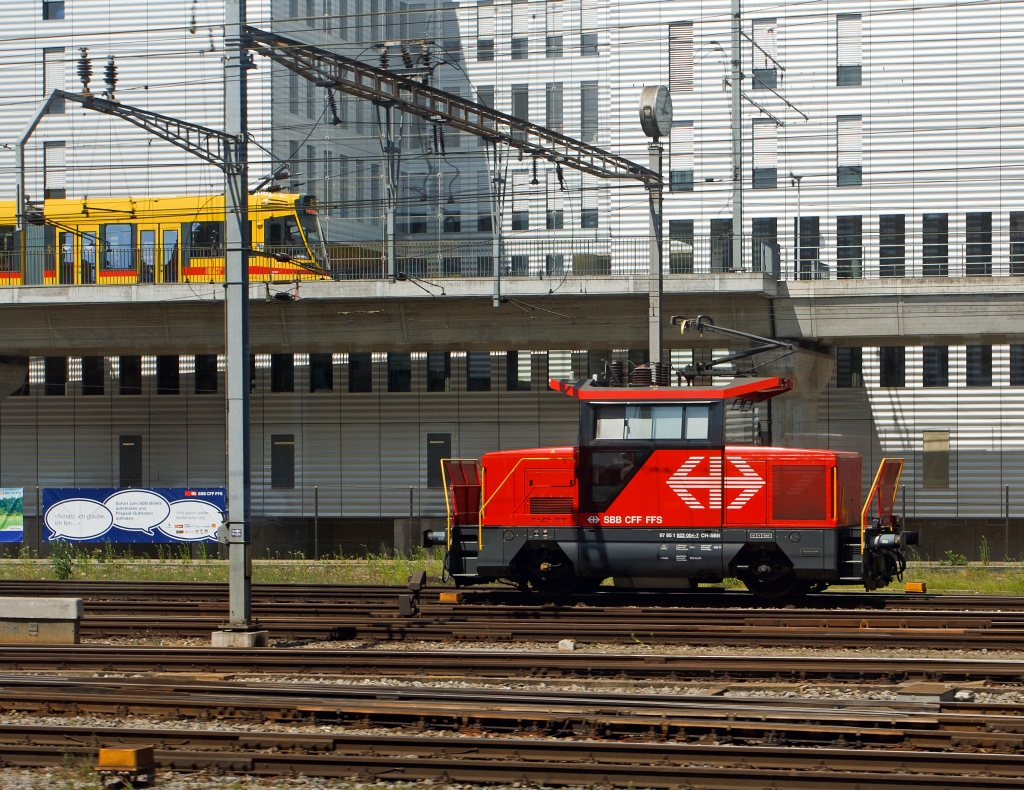 Elektrische Zweifrequenz-Rangierlok Ee 922 004-7 der SBB am 25.05.2012 in Basel, aufgenommen aus fahrendem ICE. Die Lok wurde 2009  bei Stadler gebaut.