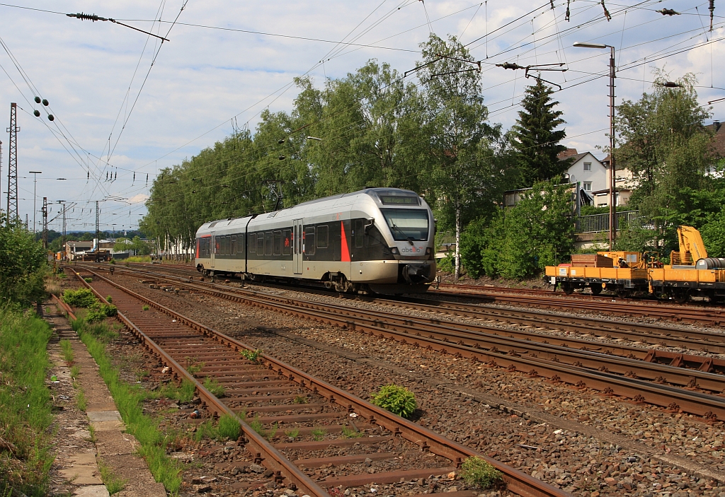 ET 22 003(2-teiliger Stadler Flirt) der Abellio Rail NRW fhrt am 04.06.2011 kurz vor dem Bf Kreuztal. Er fhrt die Strecke Siegen-Hagen (RB 91 Ruhr-Sieg-Bahn). 