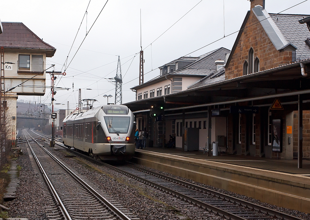 ET 22007 (2-teiliger Stadler Flirt) der Abellio Rail NRW hlt am 23.12.2011 im Bahnhof Kreuztal ein. Er fhrt die KBS 440 Siegen-Hagen als RB 91 (Ruhr-Sieg-Bahn).  Die zweitelige Variante des FLIRT (BR 426.1) ist z.Z. nur bei der Abellio im Einsatz (8 Stck), der 2-teilige FLIRT hat nur eine Hchsgeschwindigkeit von 140 km/h.