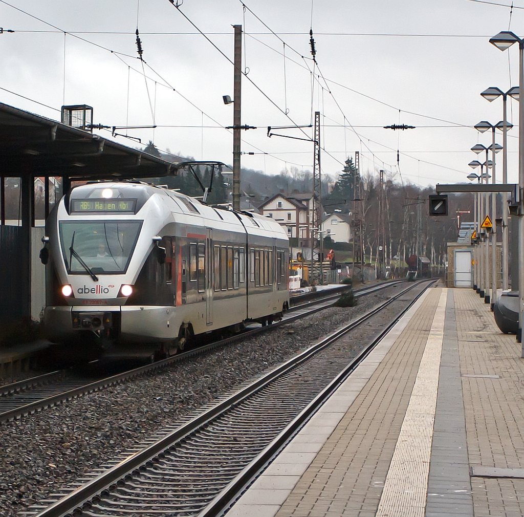 ET 22007 (2-teiliger Stadler Flirt) der Abellio Rail NRW fhrt am 23.12.2011 in den Bahnhof Kreuztal ein. Er fhrt die KBS 440 Siegen-Hagen als RB 91 (Ruhr-Sieg-Bahn).  Seit 09. Dezember 2007 hat Abellio das Ruhr-Sieg-Netz zwischen Siegen, Hagen und Essen bernommen (RE 16 Ruhr-Sieg-Express und RB 91 Ruhr-Sieg-Bahn). 