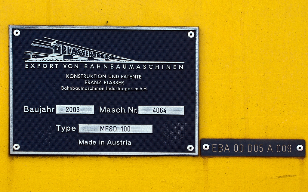 Fabrikschild der Materialfrder- und Siloeinheit MFSD 100 der MGW Gleis- und Weichenbau-GmbH (Berlin) Nr. 1 (Schweres Nebenfahrzeug Nr. 97 19 29 55057-4) EBA-Nr. 00 D05 A009,  abgestellt in Betzdorf/Sieg am 22.09.2012.