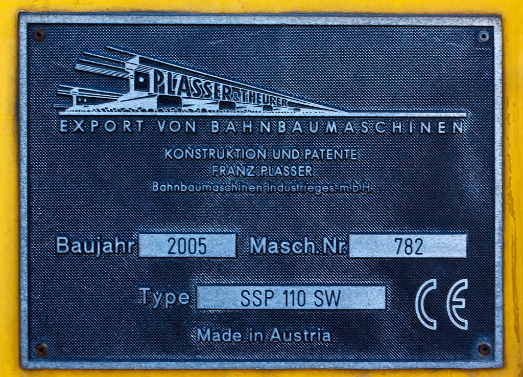 Fabrikschild der Plasser & Theurer Schnellschotterplaniermaschine SSP 110 SW  (Schweres Nebenfahrzeug Nr. 97 16 46 002 18-0) der DB Bahnbau Gruppe (ehem. DB Gleisbau), abgestellt am 28.10.2012 in Siegen-Weidenau.