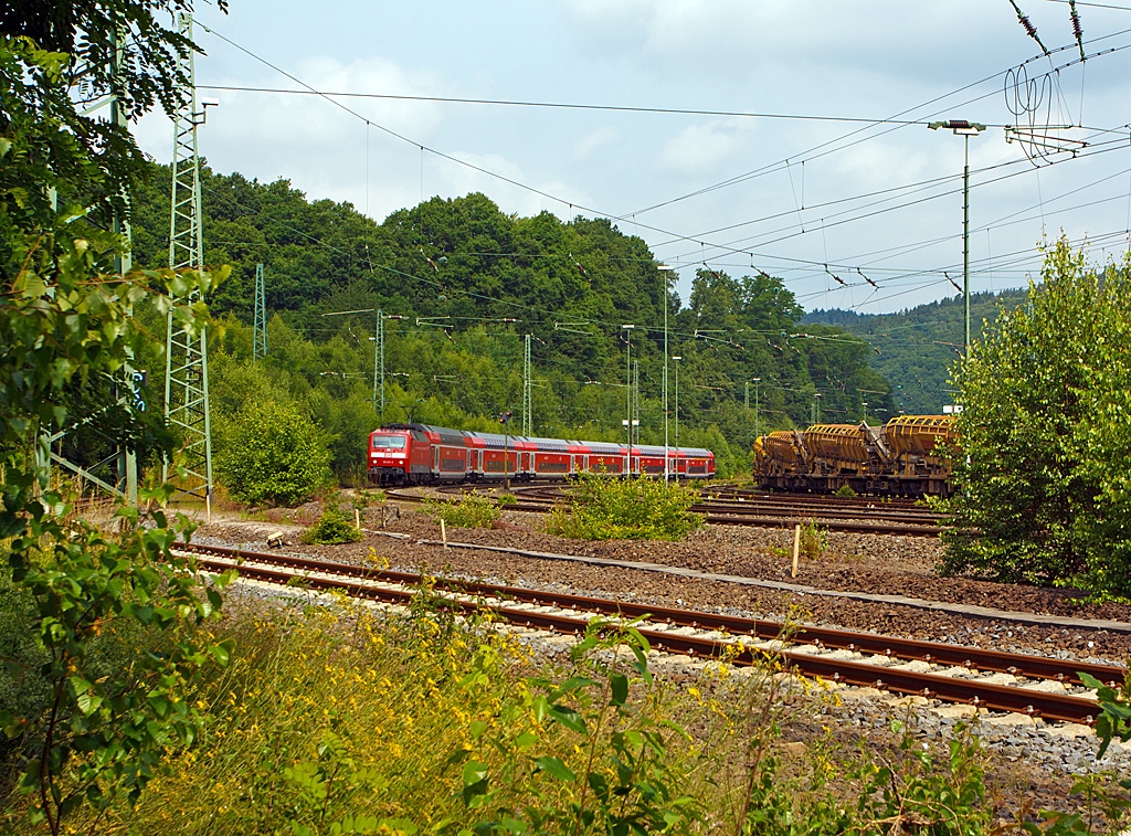 Gleich erreicht die 120 207-6 (ex 120 136-7) mit 6 DoSto´s als RE 9 - Rhein Sieg Express (RSX) Aachen - Köln - Siegen den Bahnhof Betzdorf/Sieg (13.07.2013).