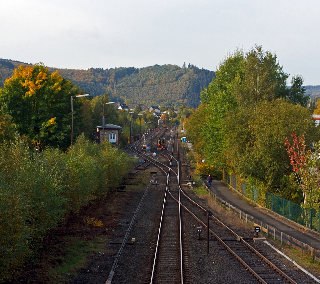 Gleisbaustelle Bf. Herdorf am 14.10.2012 (Erneuerung Gleis 2) - Heute kommt der Altschotter raus, hier ein Blick von der Brcke Wolfsweg Richtung Bahnhof.