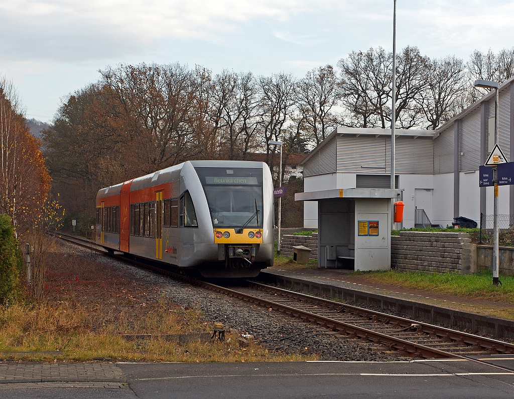 GTW 2/6 der Hellertalbahn kommt von Betzdorf/Sieg mit Fahrtrichtung Neunkirchen, hier am 20.11.2011 am Haltepunkt Grnebacherhtte.