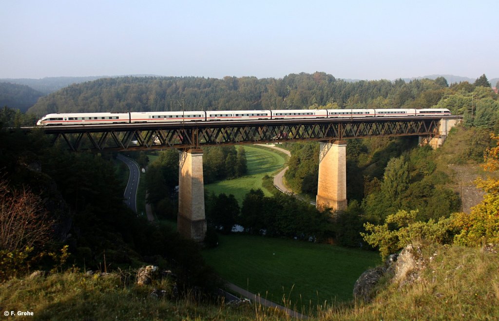Heute genau vor einem Jahr zeitig am Morgen des 28.09.2011 auf der Laaberbrcke bei Beratzhausen:
DB ICE-T 411 Zug  Ilmenau  als ICE 21 Frankfurt - Wien, KBS 880 Nrnberg - Passau
