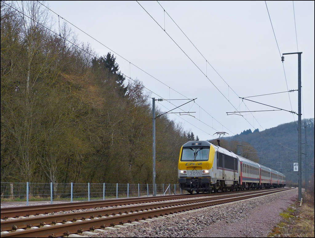 Heute war es mal wieder ein langer IR 117 Liers - Luxemburg, der in Erpeldange/Ettelbrck an mir vorbei fuhr. 26.02.2013 (Jeanny)
