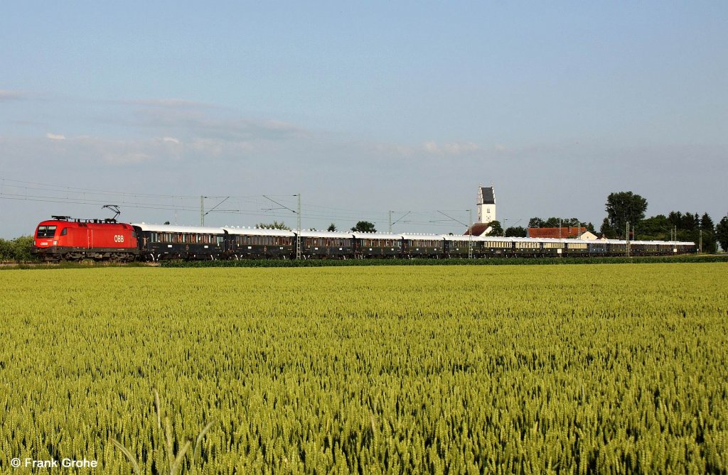 Hier nochmals der gesamte VSOE Orient-Express NF 13460 Budapest - Paris - Calais in voller Lnge, KBS 880 Passau - Nrnberg, fotografiert bei Moosham am 23.06.2012