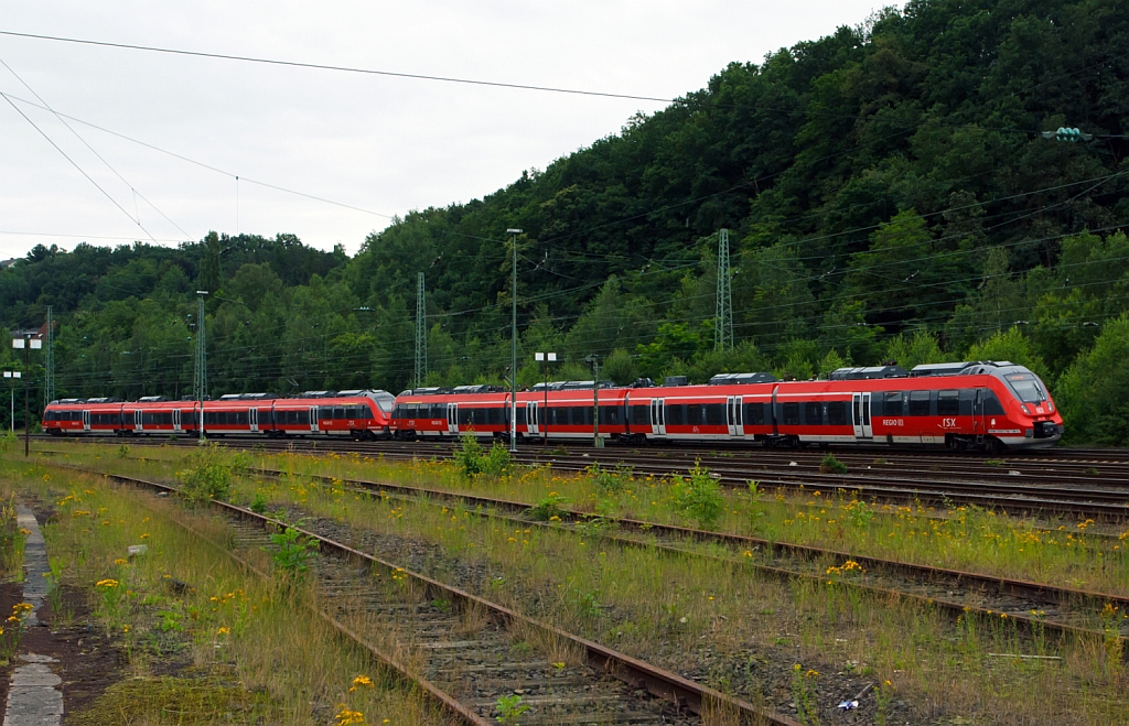 Hier nun mal in kompletter Lnge - Zwei gekuppelte Talent 2  (BR 442) als RE 9 (rsx - Rhein-Sieg-Express) Siegen - Kln - Aachen fahren hier am 11.07.2012 von Betzdorf weiter in Richtung Kln.