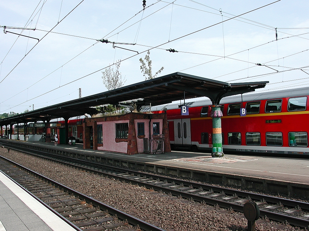 Hundertwasser-Bahnhof Uelzen, Blick auf Bahnsteig 302 und 303 am 20.08.2003.