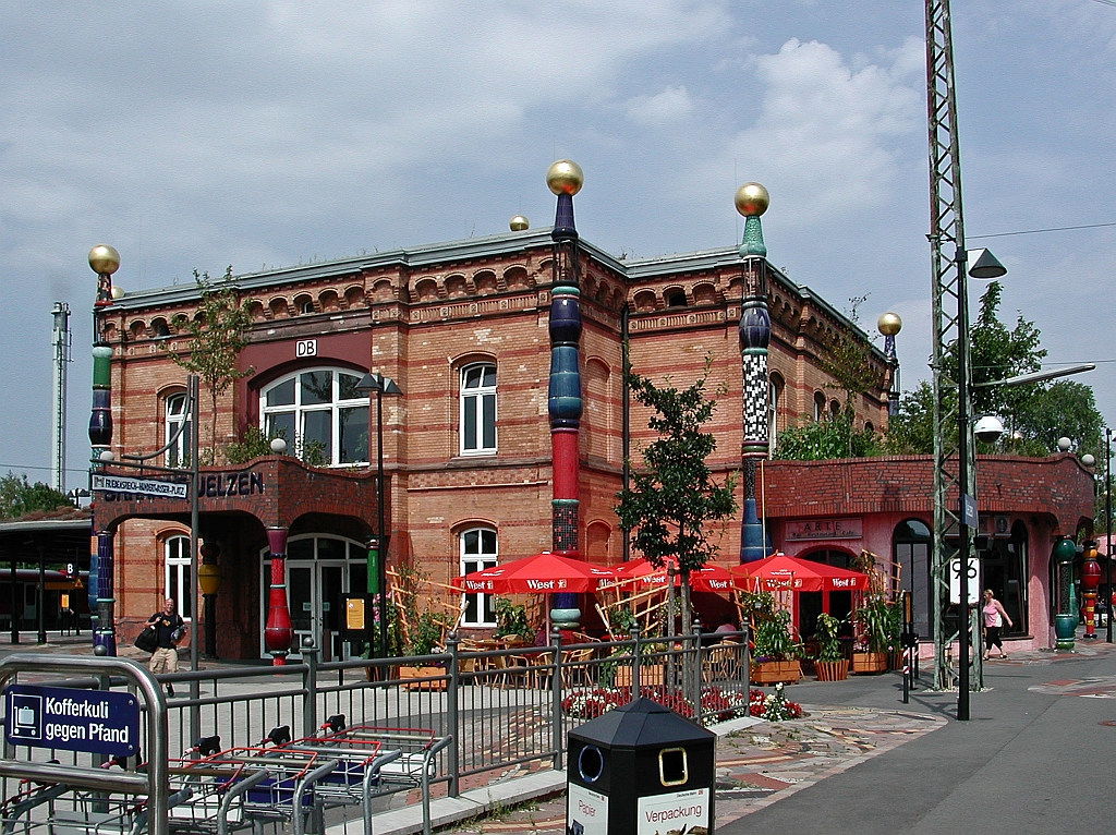 Hundertwasser-Bahnhof Uelzen, hier das Empfangsgebude am 20.08.2003 von Bahnsteig 301 gesehen.
