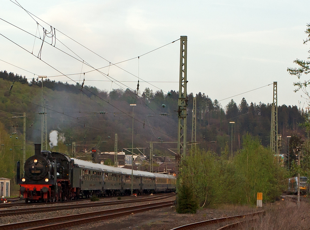 Im letzten Licht, gegen 20:03 Uhr kommt der erste entlich: Die Bochumer (DGEG) 38 2267 (P 8) zieht den ersten Sonderzug der Eifelbahn, auf der Rckfahrt von Gieen, ber die Siegstrecke (KBS 460) in Richtung Kln. Hier am 28.04.2012 in Betzdorf/Sieg.