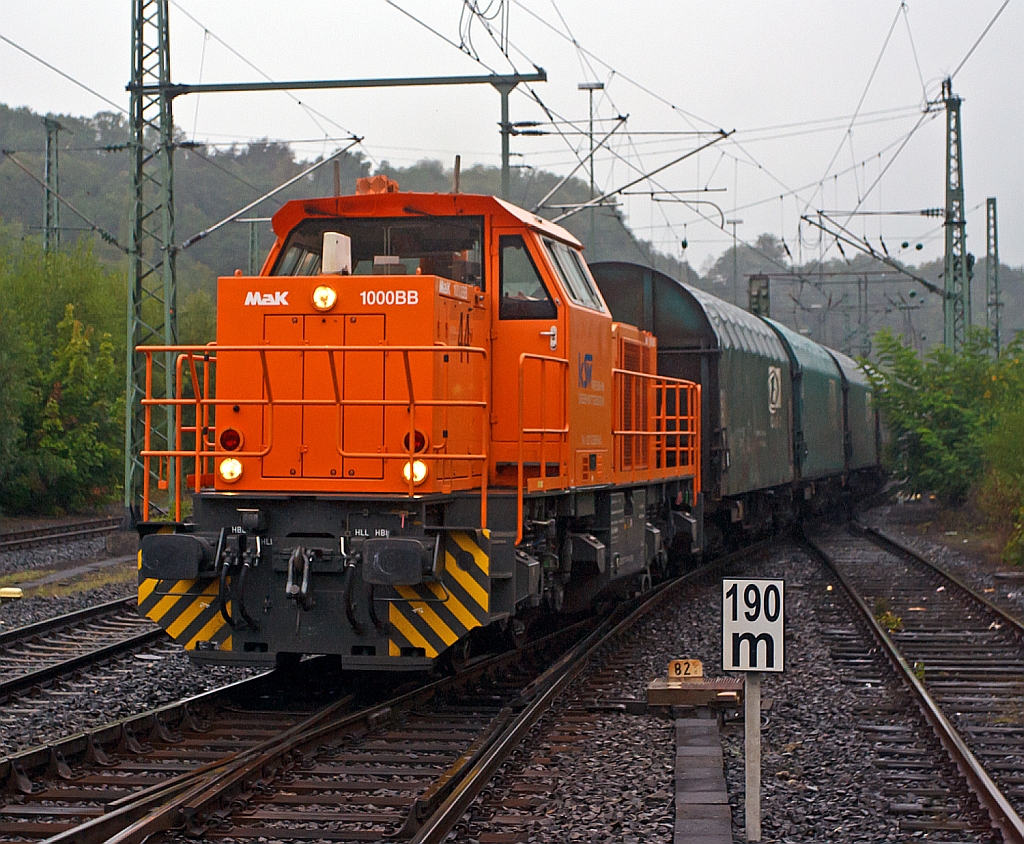 Im Regen - Die Lok 44 - MaK G 1000 BB (271 004-4) der Kreisbahn Siegen-Wittgenstein (KSW) fhrt mit ihrem Gterzug am 14.09.2012 von Betzdorf/Sieg in Richtung Siegen los. Die Lok wurde 2003 bei Vossloh unter der Fabriknummer 1001462 gebaut und am 05.01.2004 an die KSW ausgeliefert. Sie hat die NVR-Nummer  92 80 1271 004-4 D-KSW.