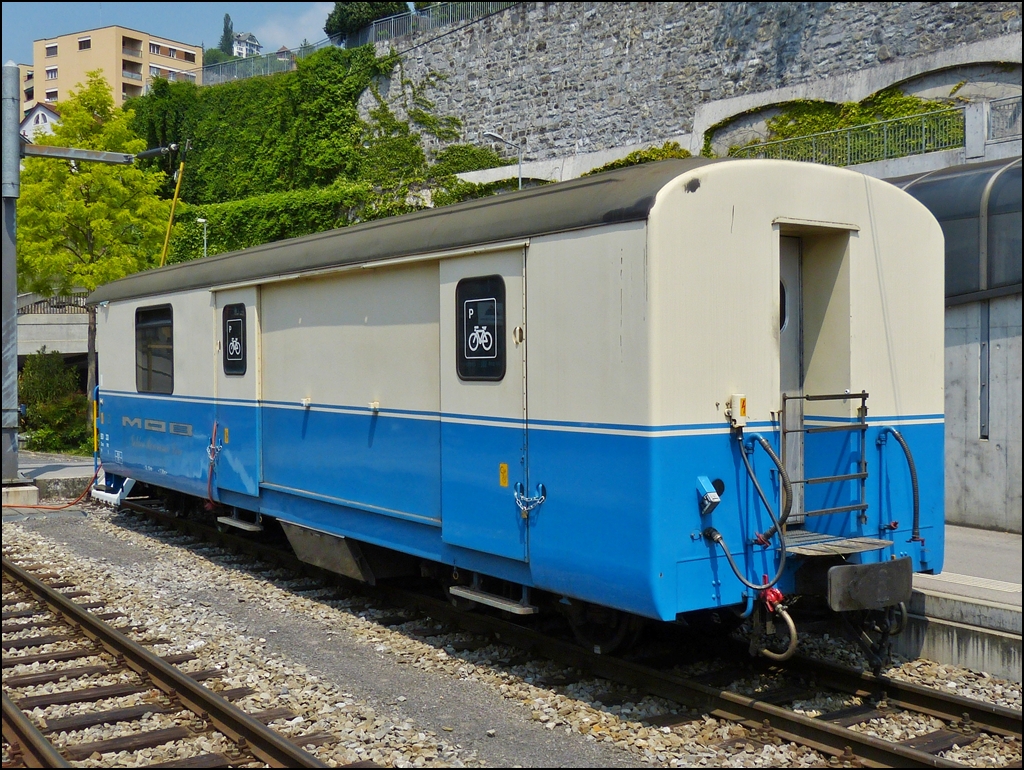 In Montreux stand am 25.05.2012 der MOB Gepckwagen BD 33 am Ende des Bahnsteigs. (Hans)