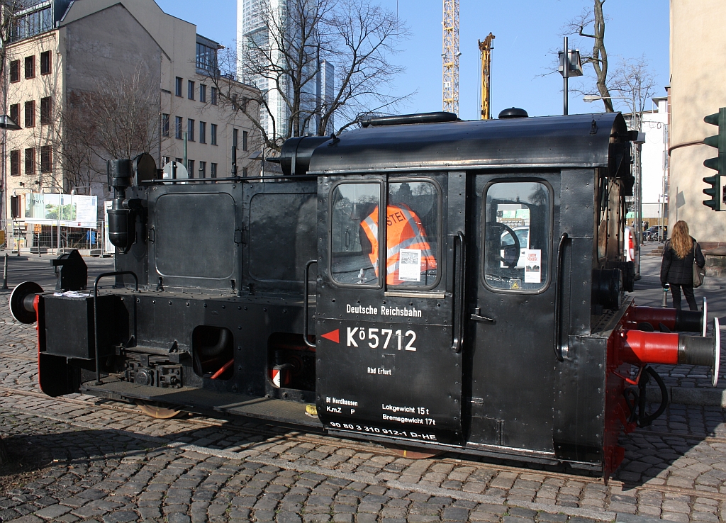 K II 5712 der Historische Eisenbahn Frankfurt e.V. auf der Frankfurter Hafenbahn (Mainufer) am 30.01.2011. Die Lok wurde 1940 von der BMAG gebaut.
