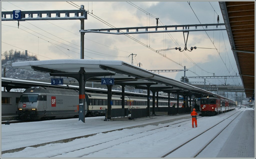 Klein und Gross in Interlaken Ost: SBB Re 460 und Brnigbahn De 4/4.
4. Feb 2012