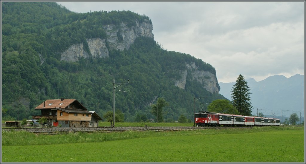 Kleiner Zug in grandioser Landschaft - der De 110 erreicht in Krze Meiringen. 
1. Juni 2012