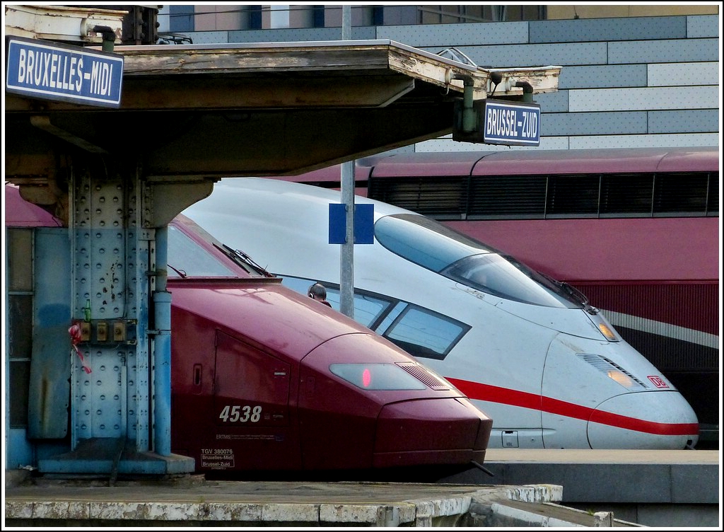 Krasse Gegenstze im Bahnhof Bruxelles Midi. Whrend sich am Abend des 23.03.2012 die Hochgeschwindigkeitszge auf den neuen Bahnsteigen drngen, verfallen die alten Bahnsteige zusehends. (Jeanny)