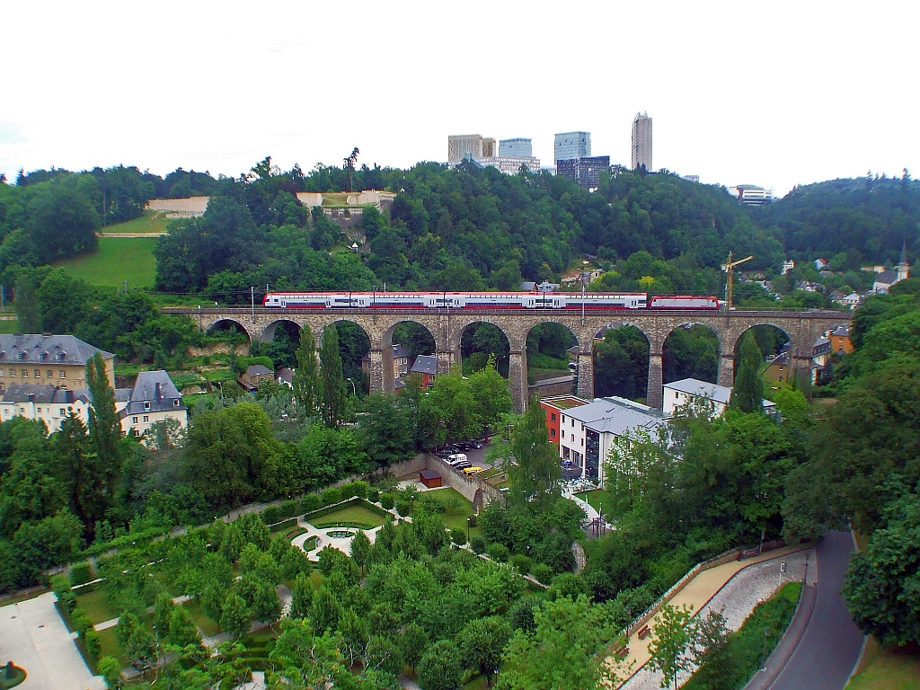 Luxemburg am 05.07.2008, IR 3716 nach Troisvierges fhrt Steuerwagen voraus ber das Pfaffenthal Viadukt (Richtung Norden).
Dank an Hans fr die Ergnzungen.