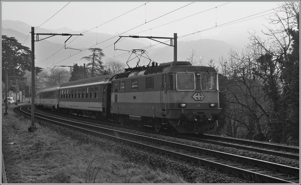 Mehr als eine Frage, als ein Bild: Sind hier die Grenzen der Bildbearbeitung berschritten? 
Swiss-Express Re 4/4 II 11108 mit IR bei Vevey am 04. Mrz 2012 bei starkem Morgengegenlicht. 