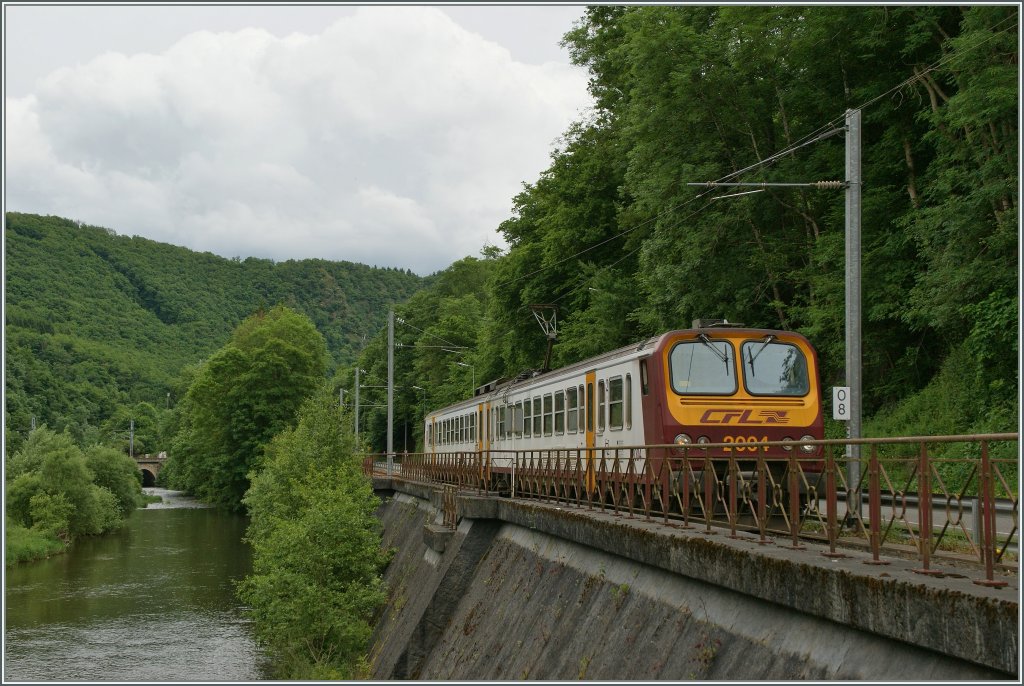 Meine Antwort auf Armins Zugsuchbild: Hier ist der  Z2  2004 auf der Fahrt nach Wiltz fast an der selben Stelle zu sehen wo Armin einen gleichen Triebzug aus luftiger Hhe eine gute Stunde spter fotografiert hat.
Kautenbach, 15. Juni 2013