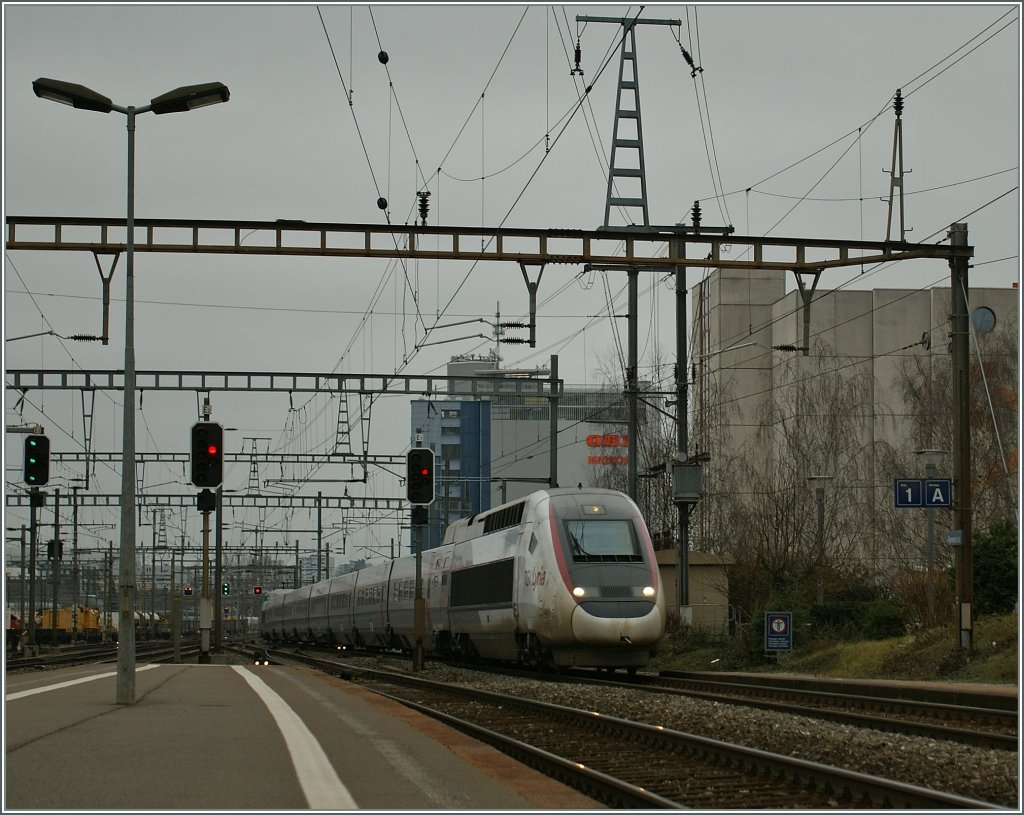 Mit nicht unerheblicher Geschwindikeit sausst der TGV von Lausanne nach Paris durch Renens VD.
7. Jan. 2013