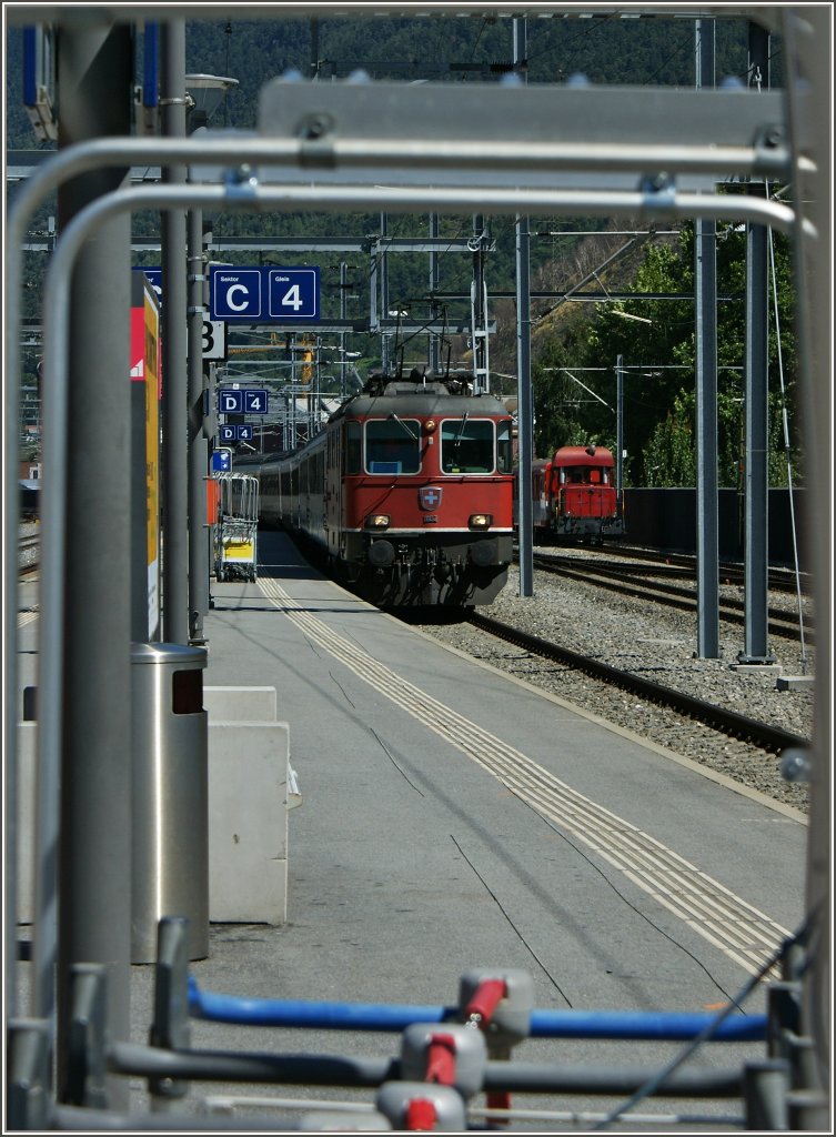 Noch ein etwas anderes Zugbild: Eine Re 420 mit einem IR fhrt gerade von Brig kommend, im Bahnhof Visp ein.
(11.08.2012)