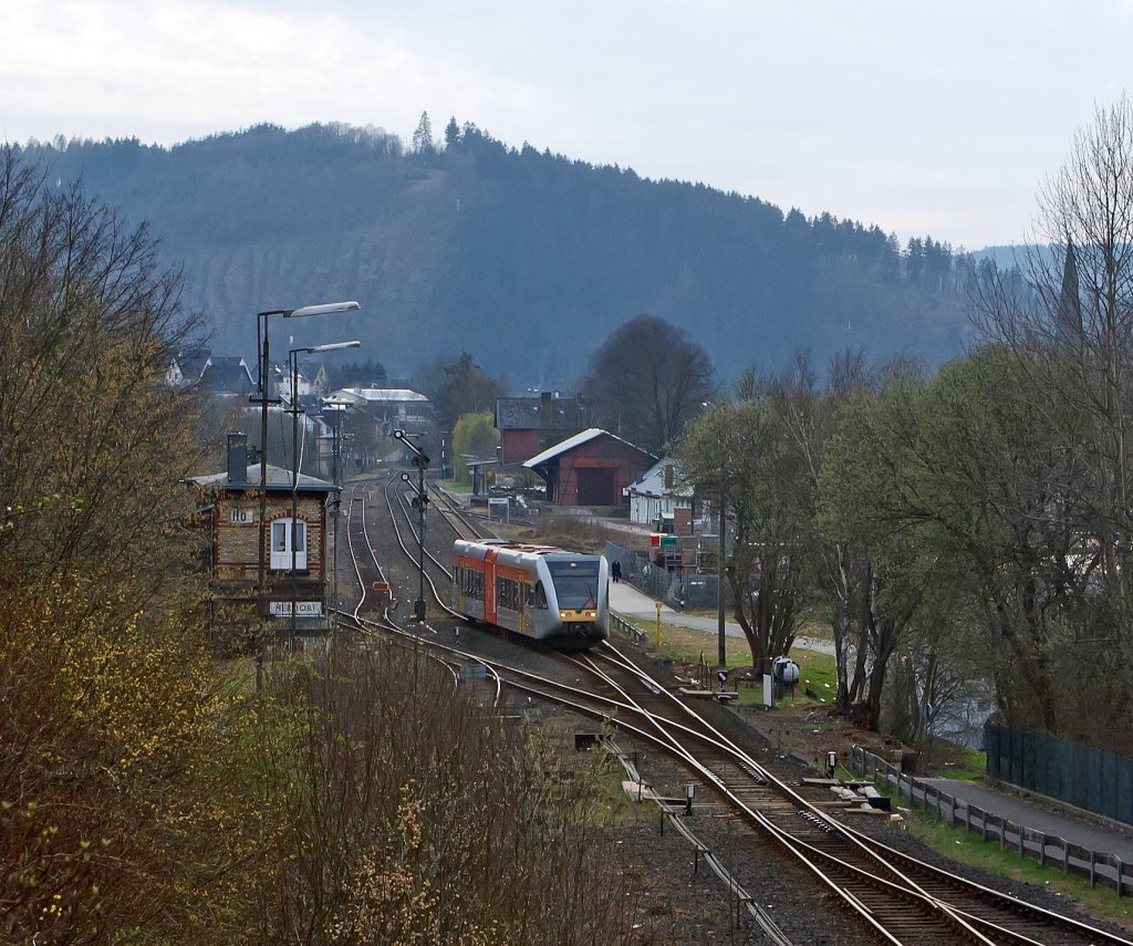 Noch fast grau in grau der Bahnhofsbereich Herdorf an der Hellertalbahn (KBS 462), am 02.April 2012. Vom Bf. kommt  gerade ein Stadler GTW 2/6 der (gleichnamentlichen) Hellertalbahn und fhrt Richtung Neinkirchen.