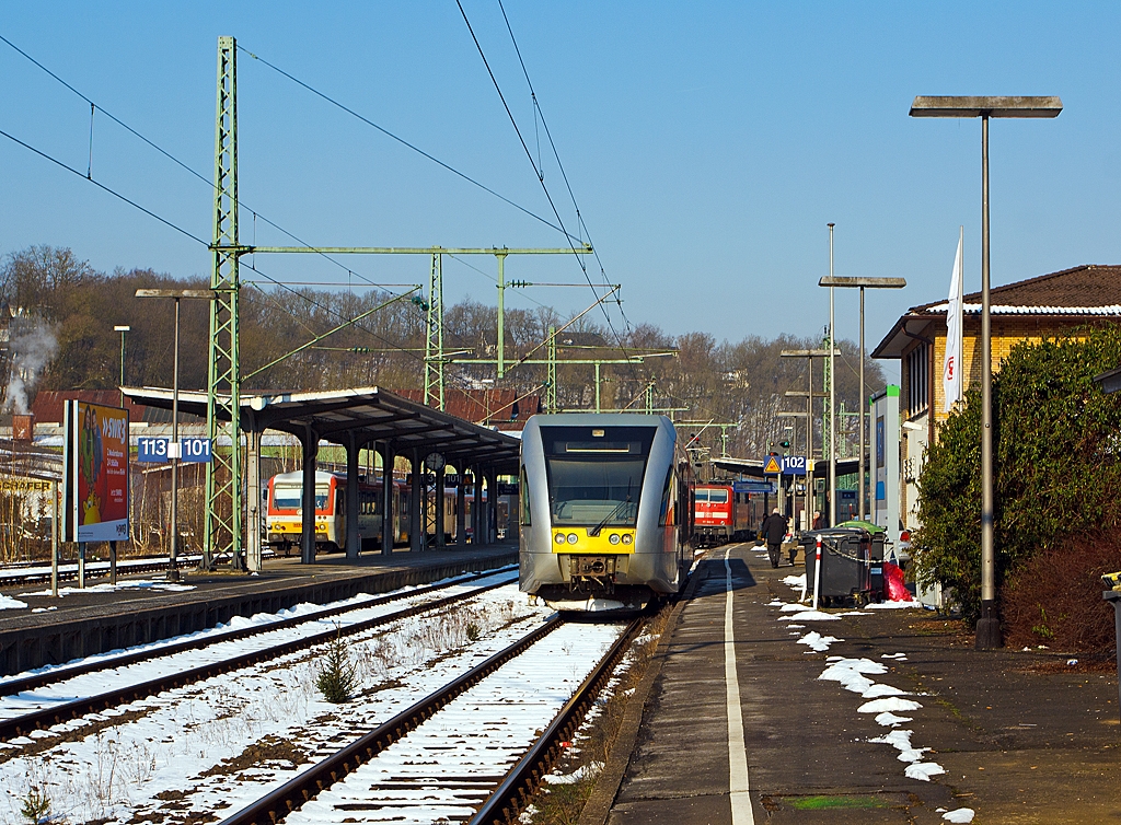 
Nun aber schnell runter von meinem Gleis...ein Stadler GTW 2/6 der Hellertalbahn verfolgt die 111 160-8 mit dem RE 9 (rsx - Rhein-Sieg-Express) Siegen - Kln - Aachen vom Gleis 102. 

Grund war hier fr, das fr den sehr stark verspteten RE 9 (Umlauf RE 10903) hier am 15.03.2013 in Betzdorf/Sieg Endstation war (normalerweise bis Siegen), dieser wurde auf Gleis 102 geleitet. Die Reisenden Richtung Siegen mussten in die Regionalbahn (RB 95) umsteigen und weiter fahren.

Nach einem kurzen Aufenthalt, schiebt nun die 111 160-8 den RE 9 (rsx - Rhein-Sieg-Express) wieder fast planmig als (Umlauf RE 10910) in Richtung Kln, und die Hellertalbahn kann auf ihren angestammten Haltepunkt am Gleis 102 fahren, wo auch dann der Ausganspunkt fr die Hellertalbahn (KBS 462) ist.
