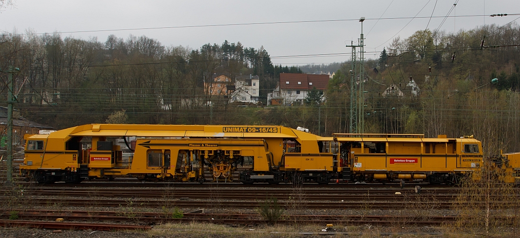 Plasser&Theurer Universalstopfmaschine Unimat 09-16 / 4S der Bahnbau Gruppe am 03.04.2011 in Betzdorf (Sieg).