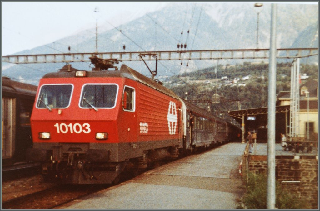 Re 4/4 IV 10103 mit dem TEE Cisalpino in Brig. 
Abfotografiertes 110-Film Bild/18. Oktober 1983