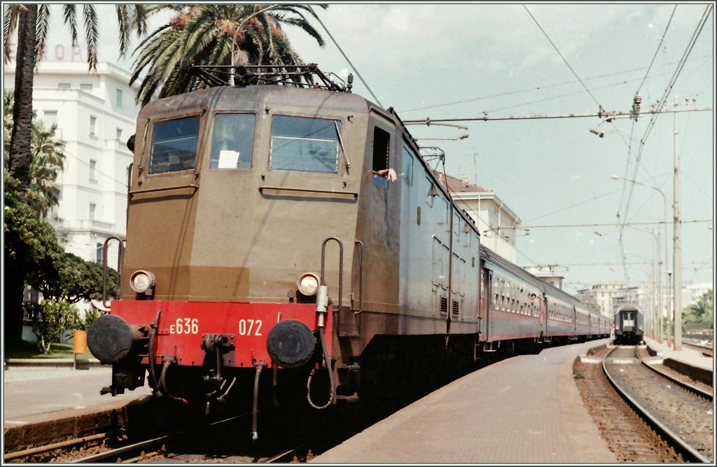 San Remo im Sommer 1985: FS E 636 072 mit einem Eilzug nach Ventimiglia.